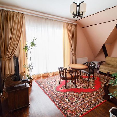 Hotel On Khmelnytskogo 8 Харков Екстериор снимка