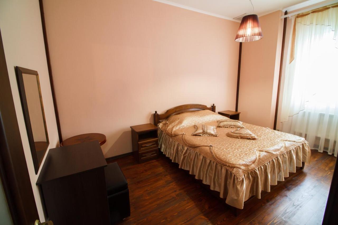 Hotel On Khmelnytskogo 8 Харков Екстериор снимка